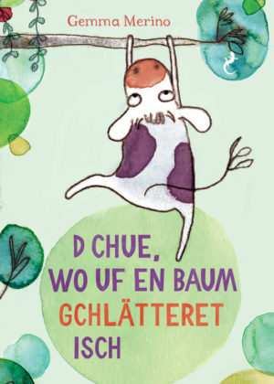 Cover des Buchs «D Chue, wo uf en Baum gchlätteret isch» von Gemma Merino aus dem Salamander Verlag: Eine Kuh hängt am Ast eines Baums.