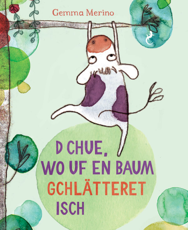 Cover des Buchs «D Chue, wo uf en Baum gchlätteret isch» von Gemma Merino aus dem Salamander Verlag: Eine Kuh hängt am Ast eines Baums.