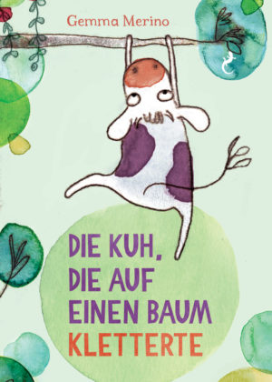 Cover des Buchs von «Die Kuh, die auf einen Baum kletterte» von Gemma Merino aus dem Salamander Verlag: Eine Kuh hängt am Ast eines Baums.