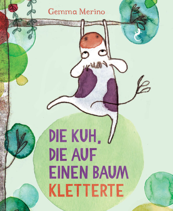 Cover des Buchs von «Die Kuh, die auf einen Baum kletterte» von Gemma Merino aus dem Salamander Verlag: Eine Kuh hängt am Ast eines Baums.