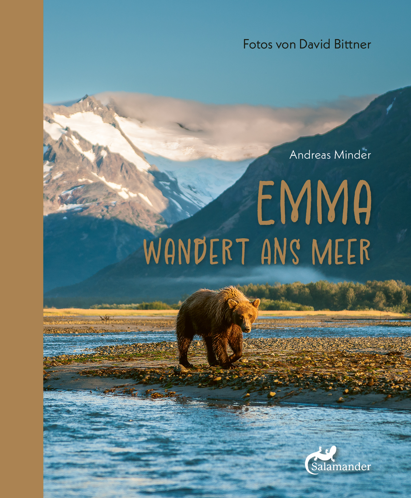 Cover des Buchs von «Die Kuh, die auf einen Baum kletterte» von Gemma Merino aus dem Salamander Verlag: Eine Kuh hängt am Ast eines Baums.